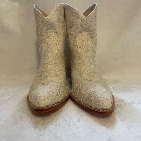 MOMO NEW YORK SHORT CREAM ACE EMBROIDERED BOOTS NADY - Picture 2 of 11